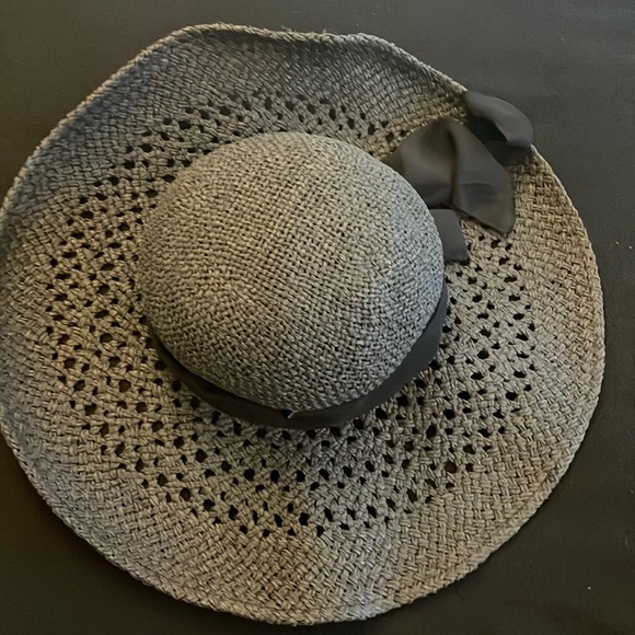 Straw hat - Picture 1 of 2